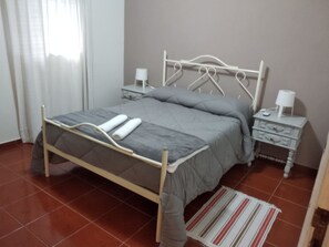 2 chambres, chambres insonorisées, fer et planche à repasser