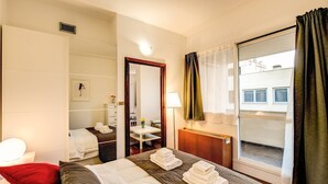 1 chambre, fer et planche à repasser