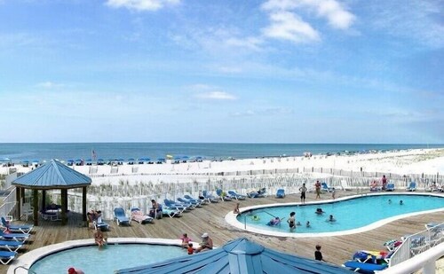 Sugar Beach 138 | Cozy Orange Beach Studio w Pool & Side Gulf View | Sleeps 4