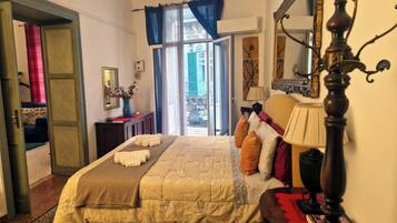 Apartamento, 3 quartos, sacada, vista para a cidade | 3 quartos, ferros/tábuas de passar roupa, roupa de cama