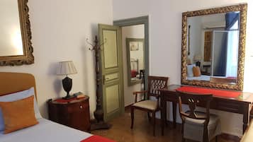 Apartamento, 3 quartos, sacada, vista para a cidade | 3 quartos, ferros/tábuas de passar roupa, roupa de cama