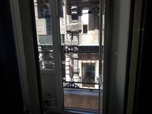 Apartment, 3 Bedrooms, Balcony, City View | Interior