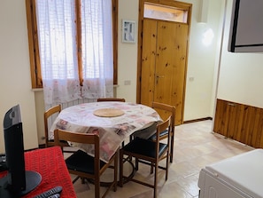 Apartment, 4 Bedrooms, Accessible, Smoking | Interior
