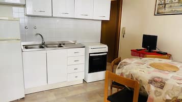 Apartment, 4 Bedrooms, Accessible, Smoking | Dining