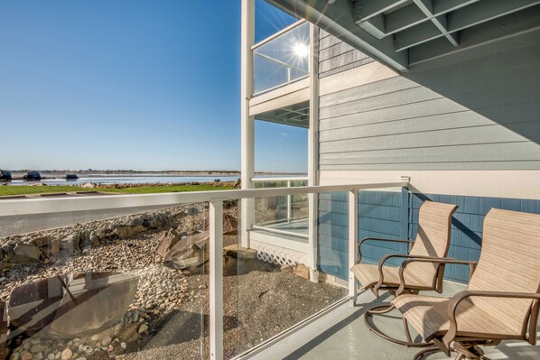 Property grounds - Stunning views from this bayfront condo in the Taft district of Lincoln City! (Lincoln City)