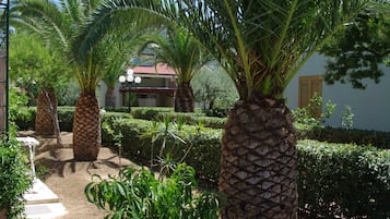 Apartamento, 2 habitaciones, fumadores, patio | Jardines del alojamiento