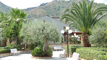 Apartamento, 2 habitaciones, fumadores, patio | Jardines del alojamiento