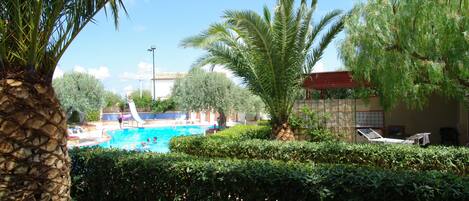 Departamento, 2 habitaciones, para fumadores, patio | Alberca | Alberca al aire libre