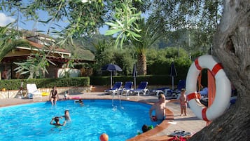 Apartamento, 2 habitaciones, fumadores, patio | Piscina | Una piscina al aire libre