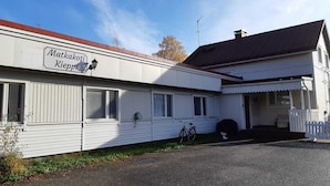 Un edificio blanco con un letrero que dice "Matkakoti Kieppi" y una bicicleta estacionada afuera.