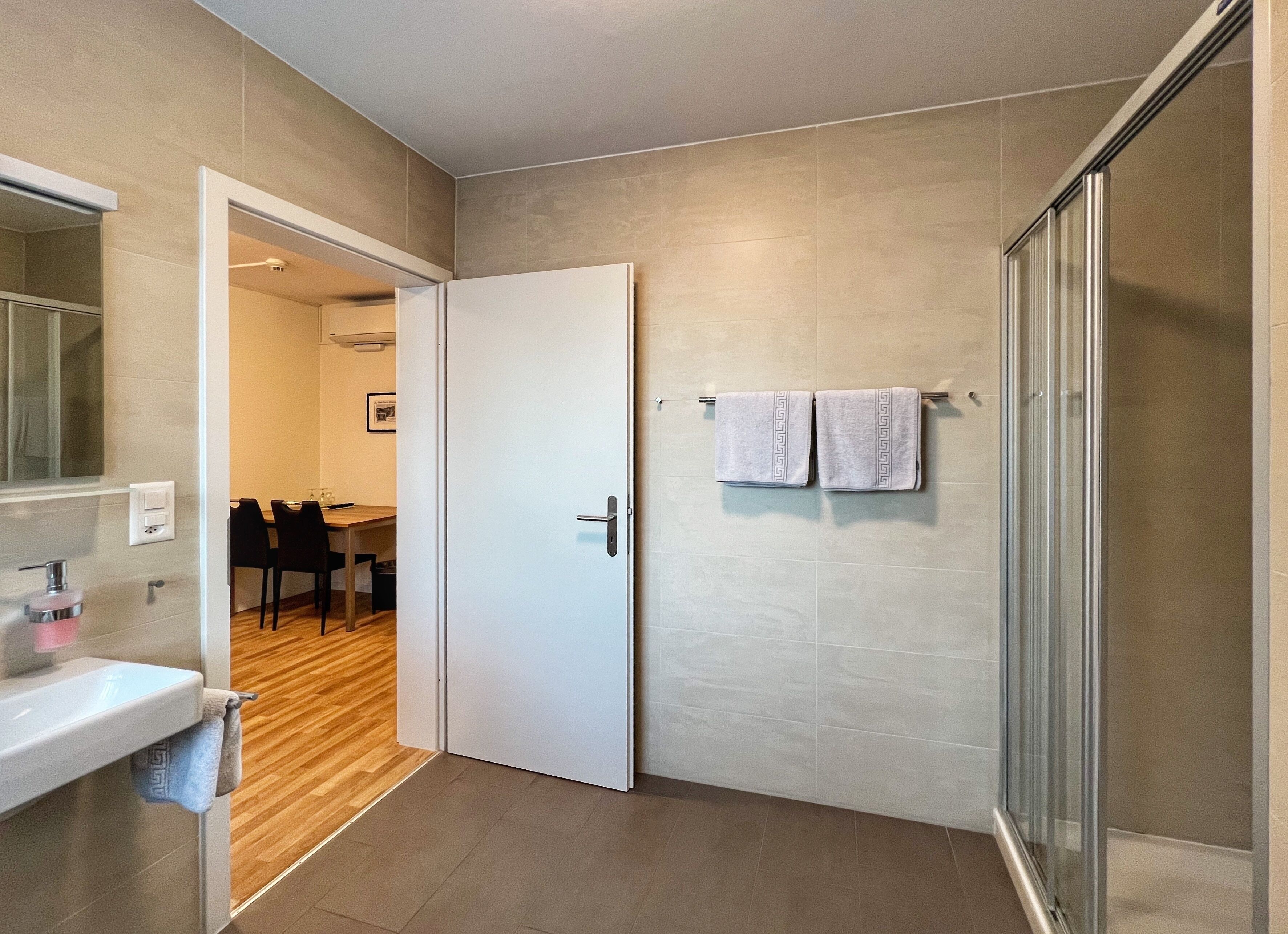 triple room | bathroom | shower, towels