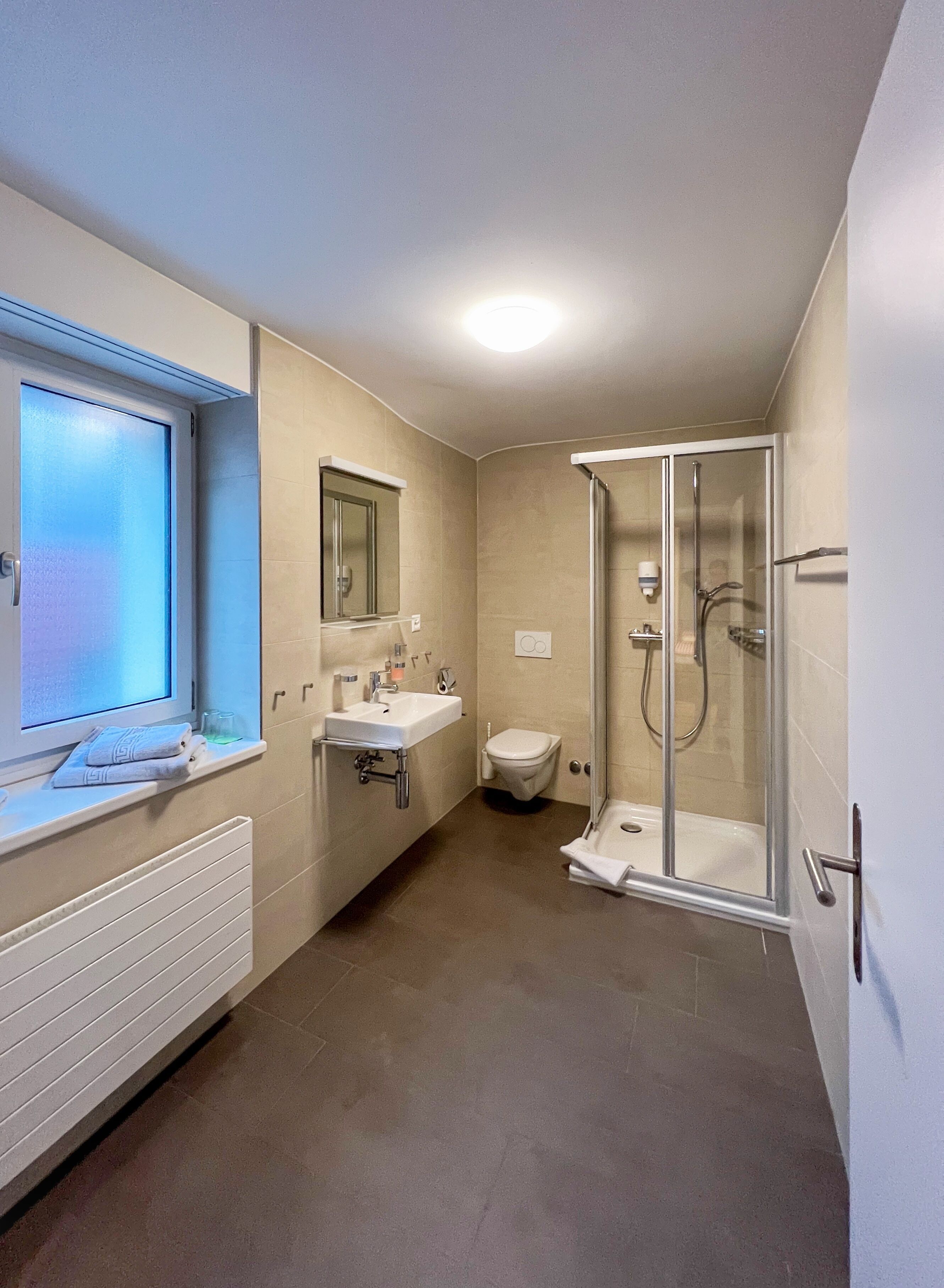 quadruple room | bathroom | shower, towels