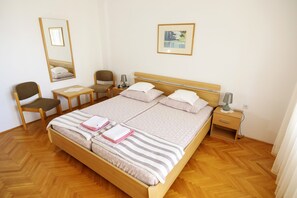 3 bedrooms, WiFi - Sea view apartment beach front first floor (Podstrana)