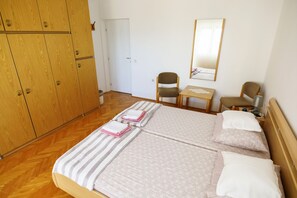 3 bedrooms, WiFi - Sea view apartment beach front first floor (Podstrana)