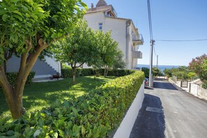 Property grounds - Sea view apartment beach front first floor (Podstrana)