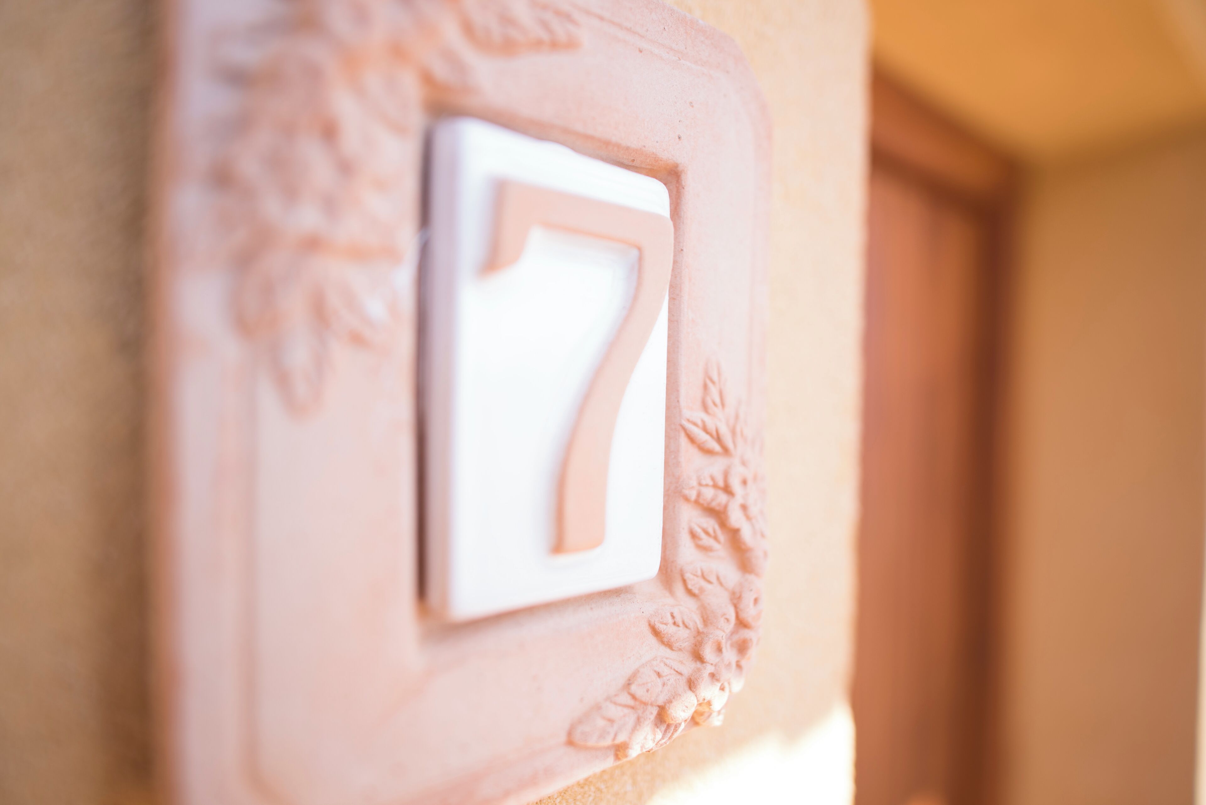 Un gros plan d’un mur orné d’un motif décoratif dans lequel est gravé le chiffre « 7 ».