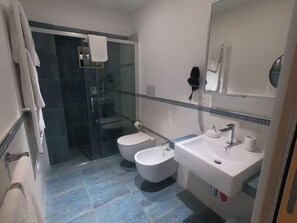 Studio, 1 Schlafzimmer, Raucher, Stadtblick | Dusche im Bad