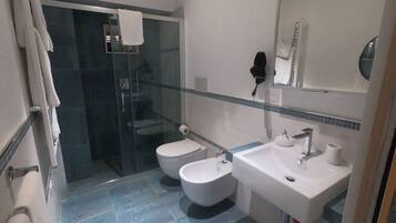 Studio, 1 chambre, fumeur, vue ville | Douche de la salle de bain