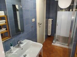 Apartamento, 1 quarto, vista para a cidade | Banheiro | Produtos de toalete grátis, secador de cabelo, toalhas de banho 