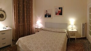 1 chambre, bureau, chambres insonorisées, fer et planche à repasser