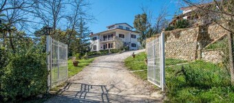 Villa with 2 spacious apartments for 2 x 7 people and swimming pool near Pisa and the sea