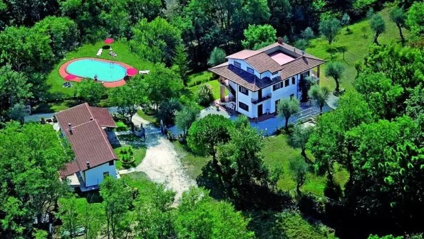 A two-story house with a swimming pool and a tennis court. - Villa with 2 spacious apartments for 2 x 7 people and swimming pool near Pisa and the sea (Fauglia)