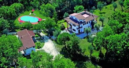 Villa with 2 spacious apartments for 2 x 7 people and swimming pool near Pisa and the sea