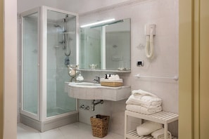 Villa, 4 Schlafzimmer, Terrasse, Gartenblick | Badezimmer | Duschwanne, Handtücher