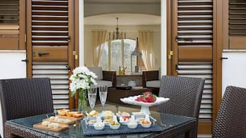 Villa, 4 Bedrooms, Patio, Garden View | Dining