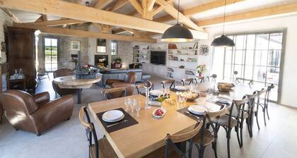 ferme oleronnaise de luxe aux pieds des vignes avec piscine privée fermée