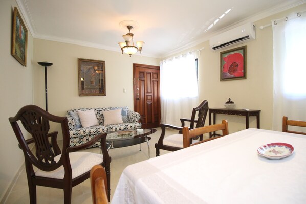 43-inch LED TV with digital channels, TV, Netflix - Hostal Caribean Apart (Santo Domingo)