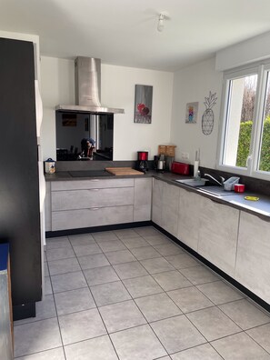 Refrigerador, microondas, horno, placa de cocina