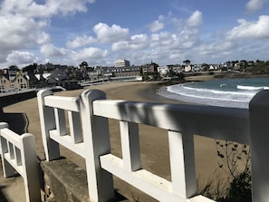 Una playa cerca