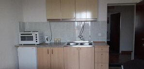 Apartment, 1 Bedroom, Terrace | Private kitchenette | Fridge, stovetop, electric kettle, cookware/dishes/utensils