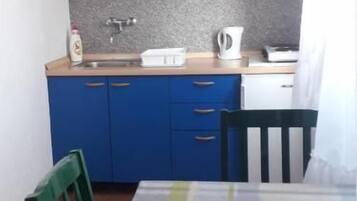 Apartment, 2 Schlafzimmer, Balkon, Meerblick | Eigene Kochnische | Kühlschrank, Herdplatte, Wasserkocher, Kochgeschirr/Geschirr/Besteck