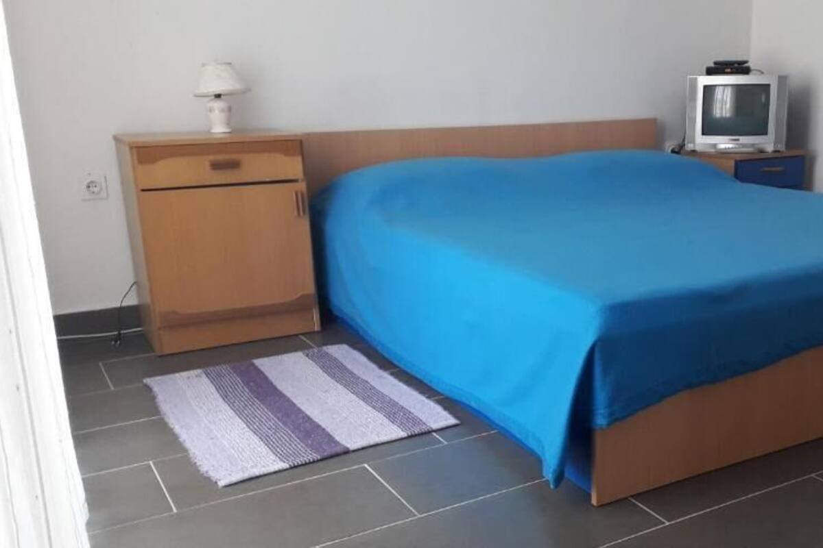 Appartement, 2 slaapkamers, balkon, uitzicht op zee | 1 slaapkamer, een bureau, een strijkplank/strijkijzer, gratis wifi