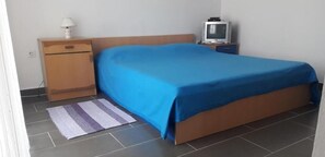 Appartamento, 2 camere da letto, balcone, vista mare | Una scrivania, ferro/asse da stiro, Wi-Fi gratuito, lenzuola