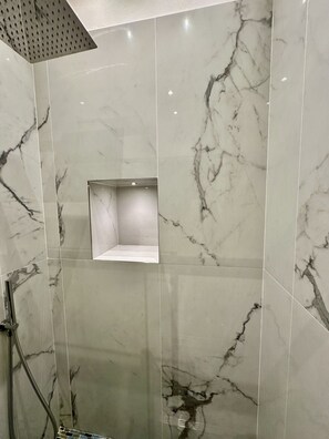 Premium-Vierbettzimmer | Badezimmer
