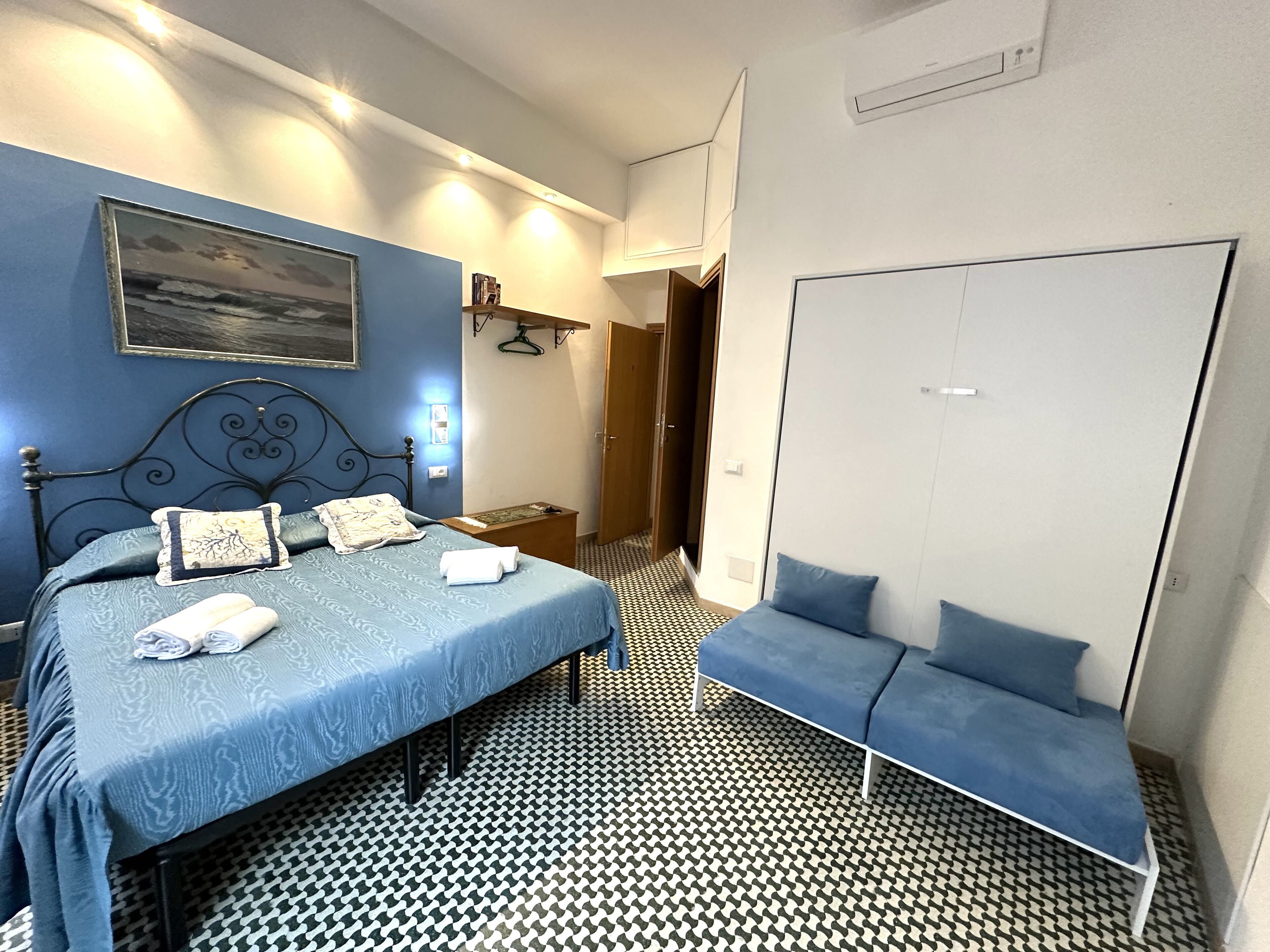 Ein Schlafzimmer mit einem Bett, einem Nachttisch und einem Kleiderschrank.
