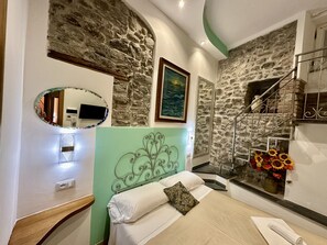 Zimmersafe, kostenloses WLAN, Bettwäsche