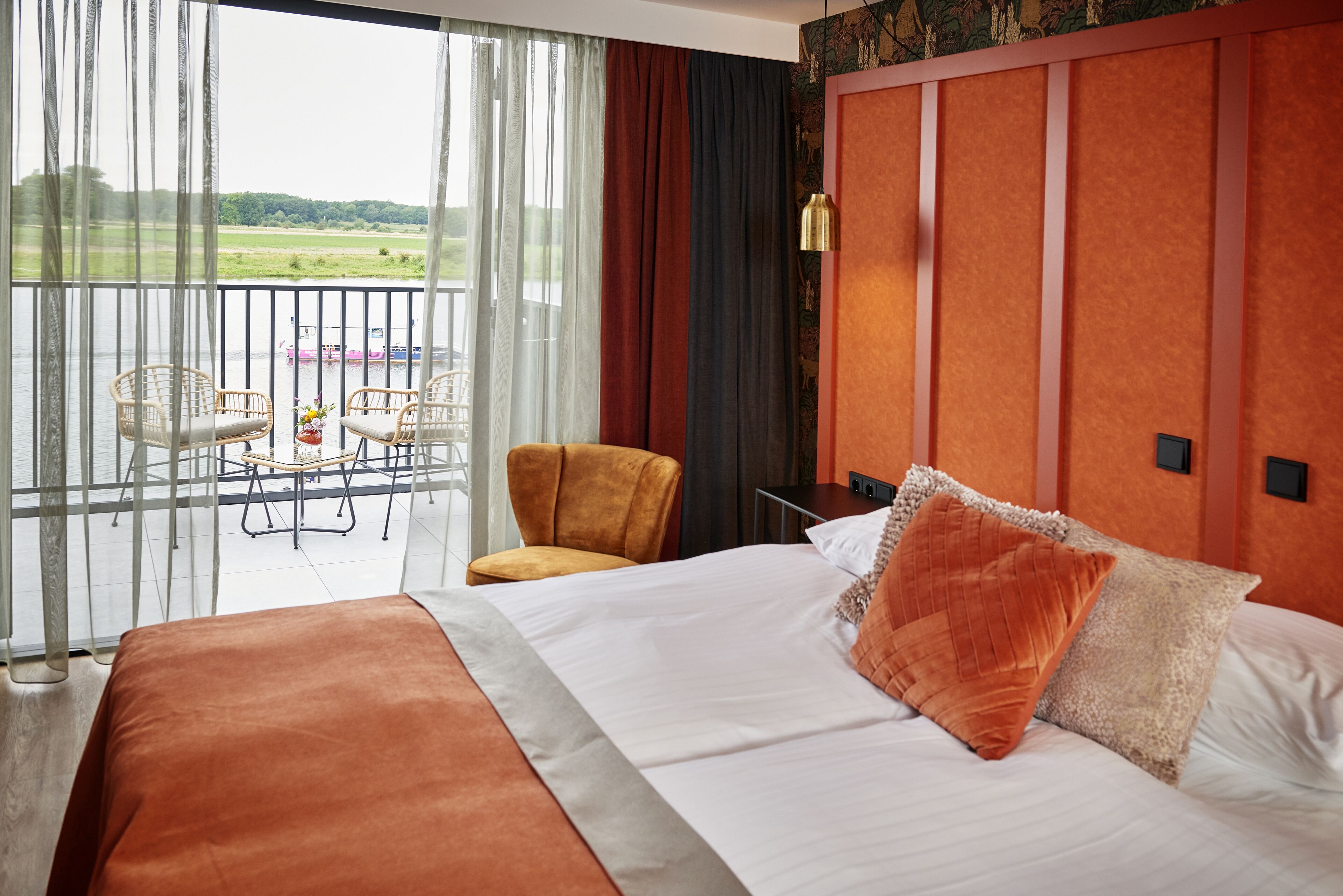 Habitación Deluxe doble | Minibar, caja fuerte, escritorio y cortinas opacas