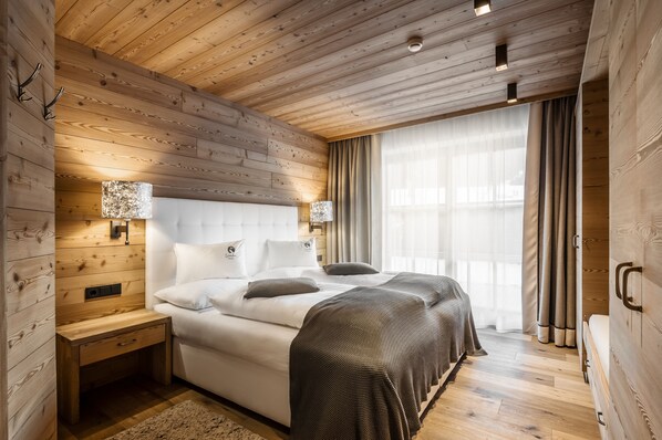 4 bedrooms, in-room safe, iron/ironing board, WiFi