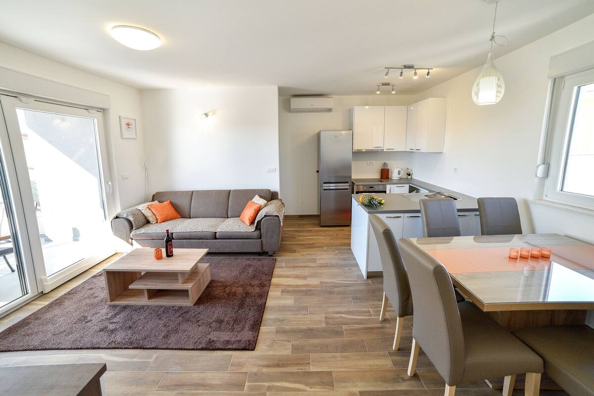 Appartement (Apartments Boomerang - Three Bedroom ) | Salle de séjour | Téléviseur à écran plat