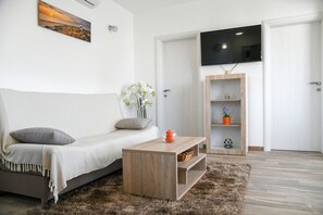 Departamento (Apartments Boomerang - Two Bedroom Ap) | Sala de estar | Televisión de pantalla plana 