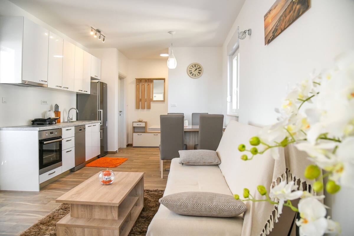 Appartement (Apartments Boomerang - Two Bedroom Ap) | Salle de séjour | Téléviseur à écran plat