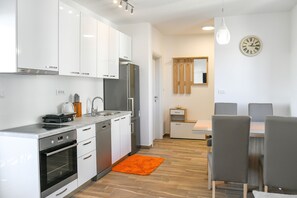 Departamento (Apartments Boomerang - Two Bedroom Ap) | Cocina privada | Refrigerador, horno, parrilla de estufa y lavavajillas 