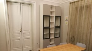Apartment, 4 Schlafzimmer, Balkon | Speisen