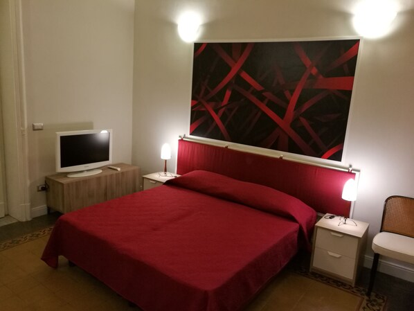 4 bedrooms, desk