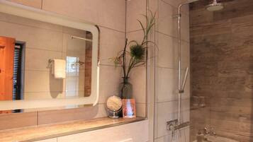 Apartment | Badezimmer | Dusche, Haartrockner, Handtücher
