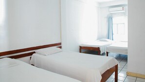 Economy Quadruple Room | WiFi (free), bed sheets - Pousada Bem Estar (Ilhéus)